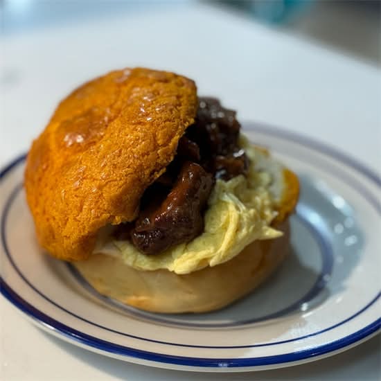 沙爹牛肉炒蛋菠蘿包 Satay Beef & Scrambled Egg Bun